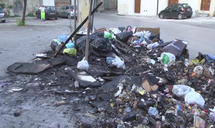 Favara, a fuoco i cassonetti di Piazza Garibaldi